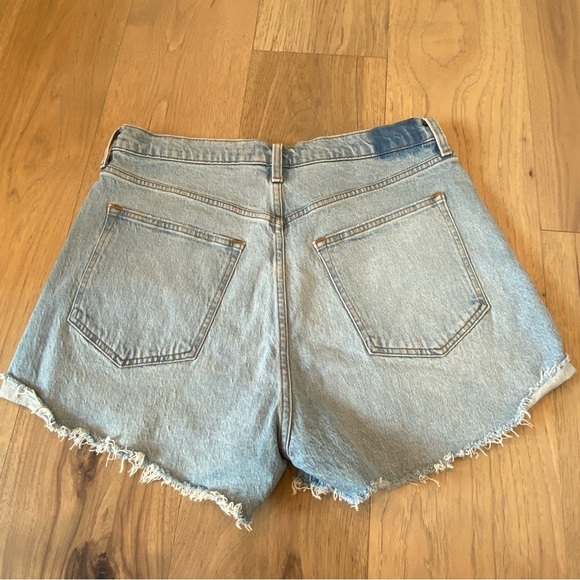 Abercrombie & Fitch The Mom Shorts High Rise 32 Light Wash Raw Hem - Picture 3 of 9